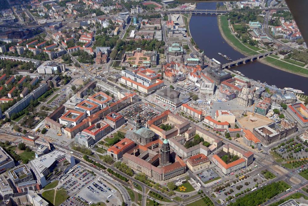 Dresden aus der Vogelperspektive: Blick auf die Dresdner Altstadt an der Augustusbrücke