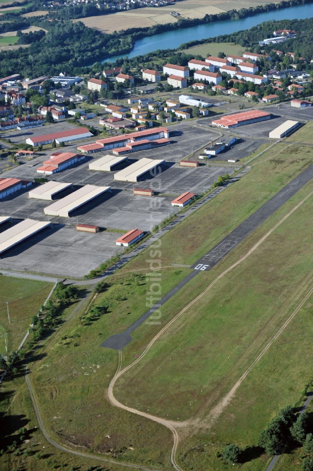 Luftbild Babenhausen - Blick auf den ehemaligen militärischen Feldflugplatz und die Kaserne Babenhausen im Bundesland Hessen