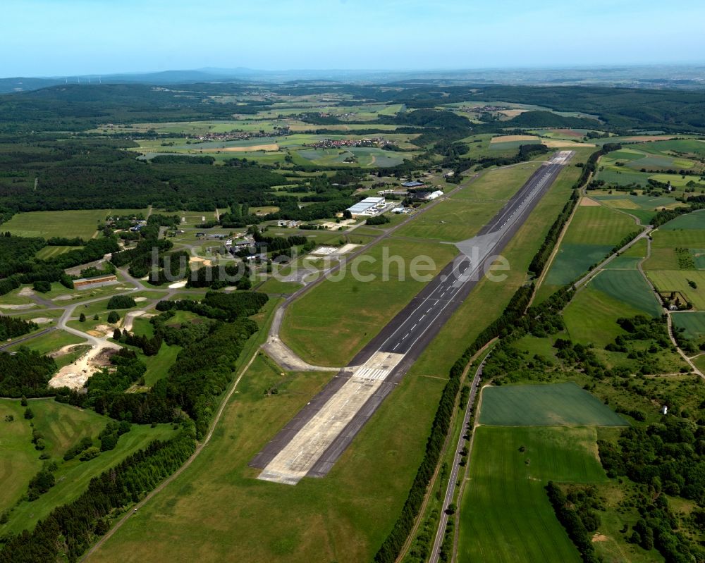 Luftaufnahme Ebensfeld OT Pferdsfeld - Blick auf den ehemaligen NATO Flughafen in Ebensfeld Ortsteil Pferdsfeld im Bundesland Bayern