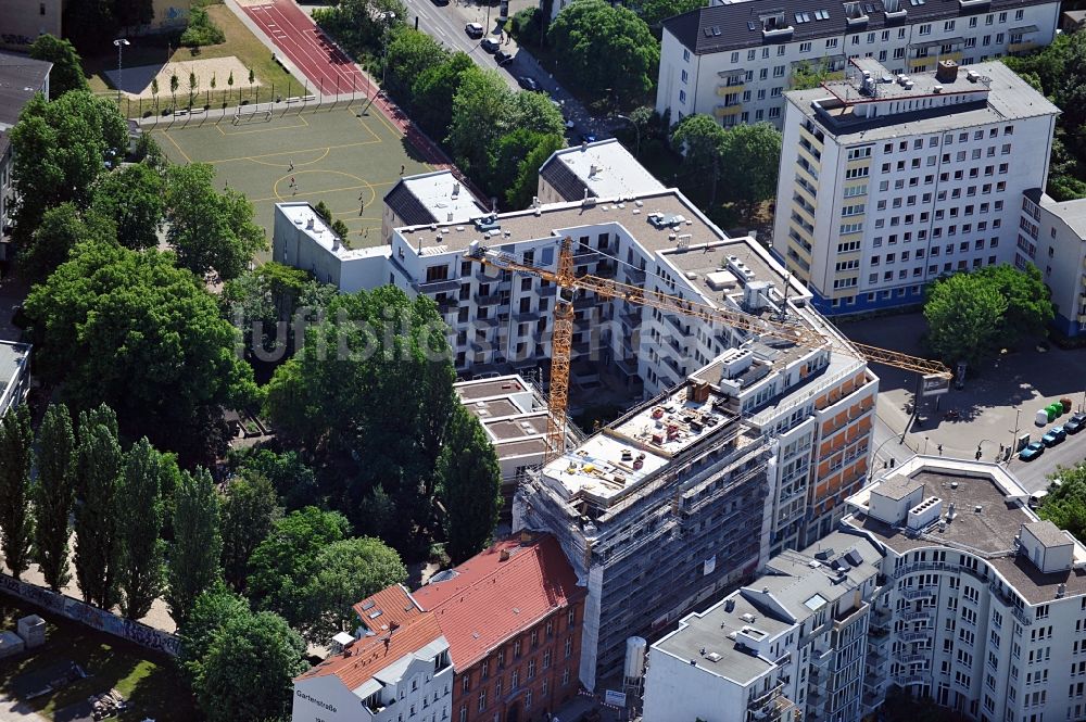 Luftbild Berlin - Blick auf einen im Bau befindlichen Neubau eines Wohnhauses an der Invalidenstr