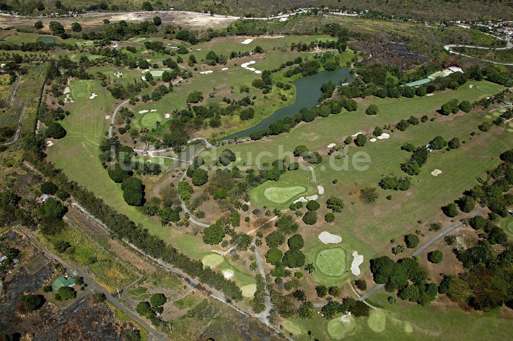 Manila von oben - Blick auf einen Golfplatz südlich von Manila