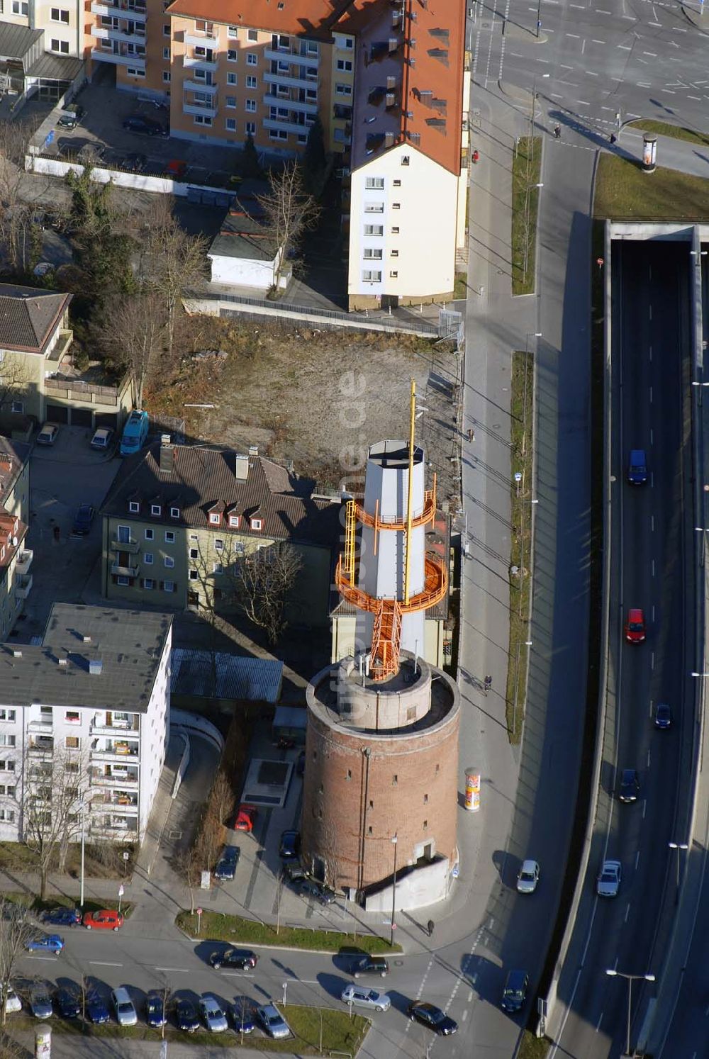 München von oben - Blick auf einen Hochbunker in München