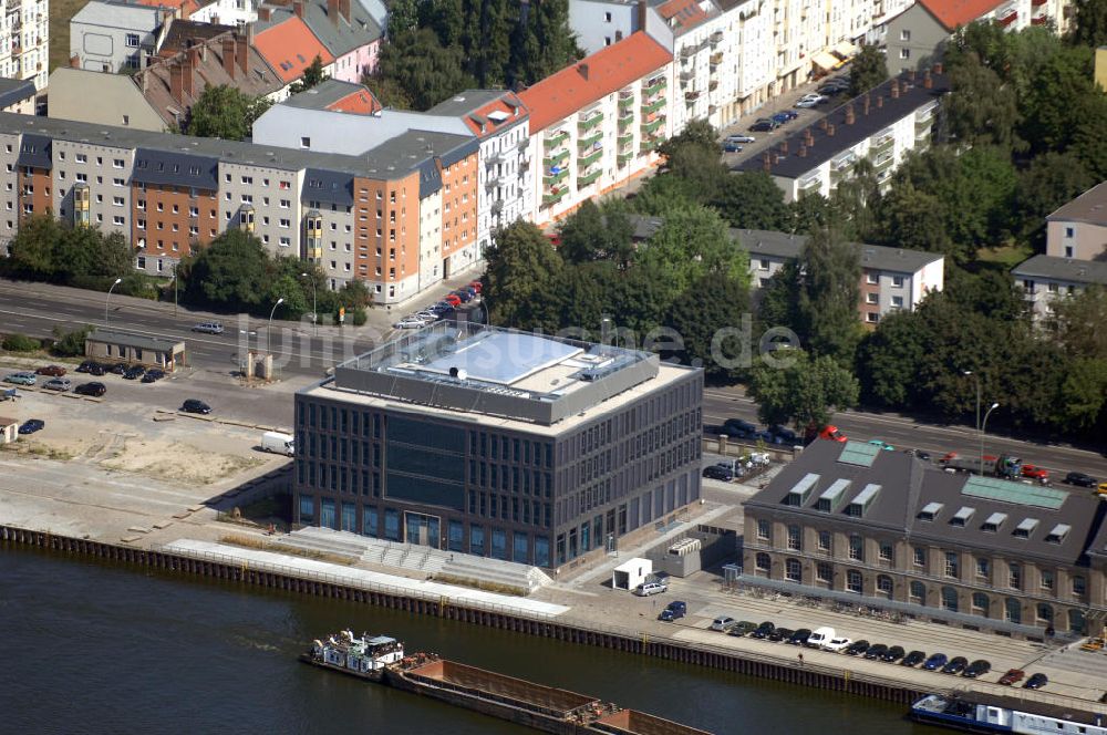 Berlin aus der Vogelperspektive: Blick auf einen Neubau eines Musiksenders am Berliner Osthafen