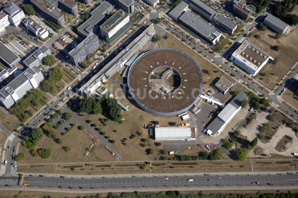 Luftbild Berlin - Blick auf einen Speicherring der einzigen deutschen Synchrotronstrahlungsquelle der dritten Generation in Berlin-Köpenick