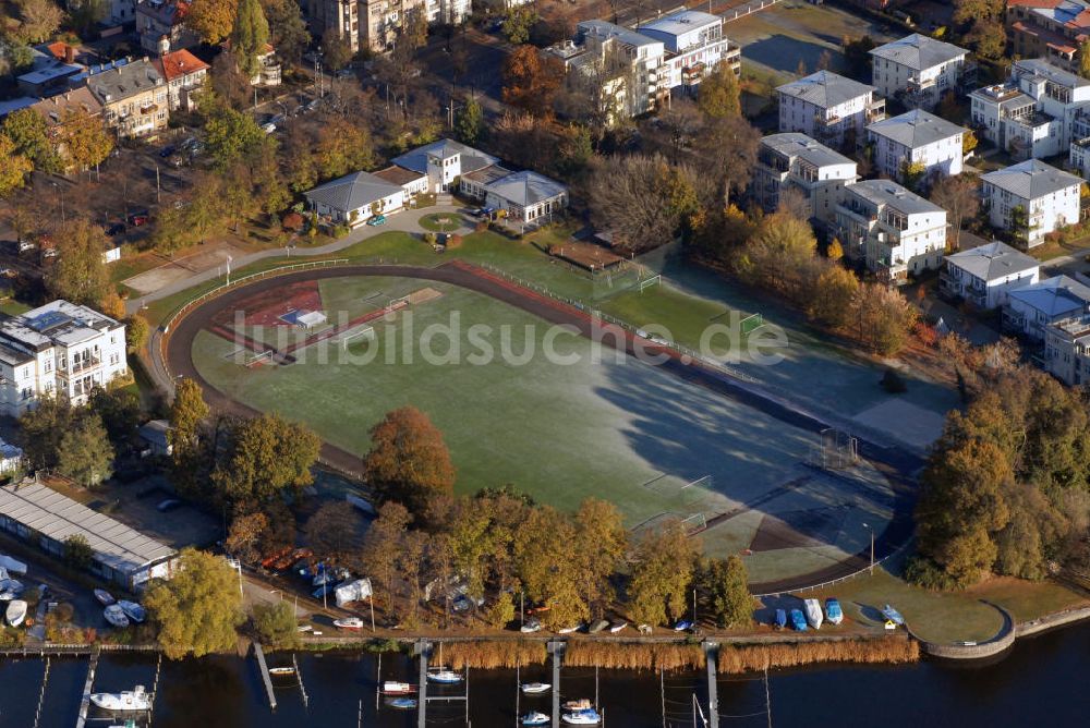 Luftbild - Blick auf einen Sportplatz an der Havel in Potsdam