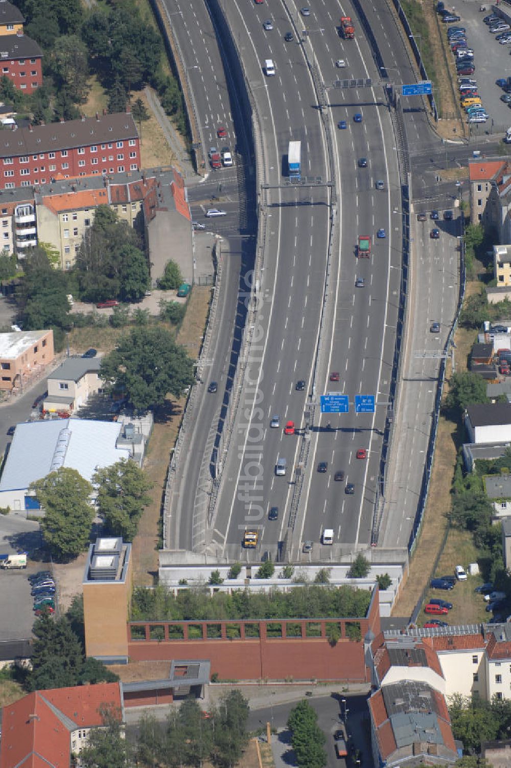 Luftaufnahme Berlin - Blick auf einen Tunneleingang einer Autobahn in Berlin