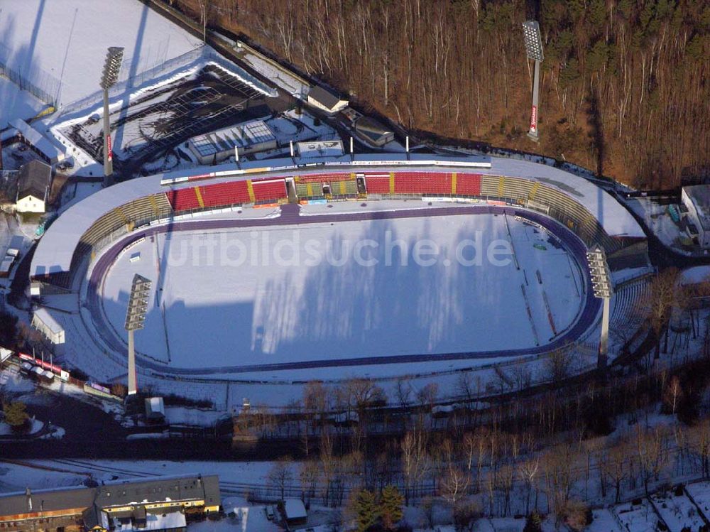 Luftbild Aue / Sachsen - Blick auf einen verschneiten Sportplatz in Schwarzenberg