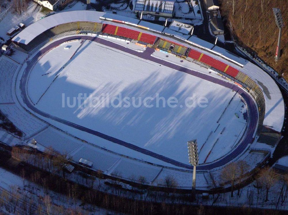 Luftaufnahme Aue / Sachsen - Blick auf einen verschneiten Sportplatz in Schwarzenberg