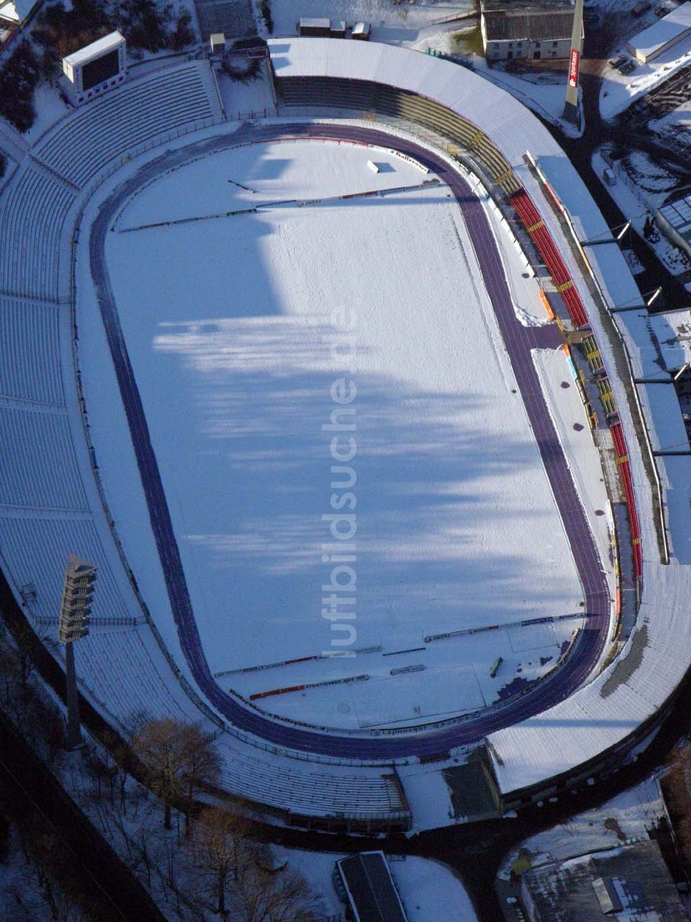 Aue / Sachsen von oben - Blick auf einen verschneiten Sportplatz in Schwarzenberg