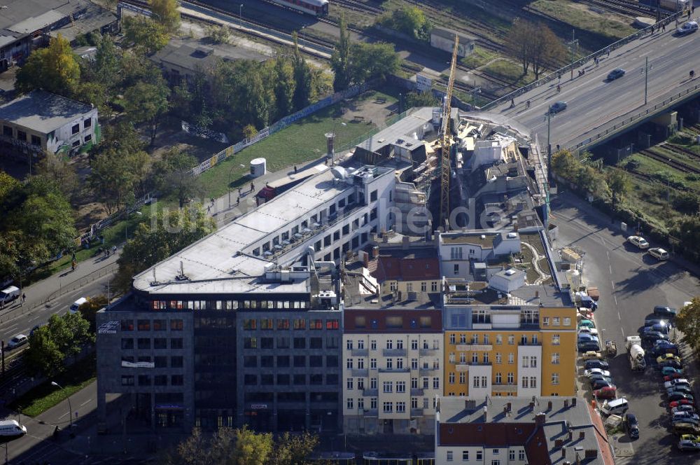 Luftbild Berlin - Blick auf einen Wohn- und Geschäftshausviertel an der Warschauer Straße / Revaler Str. in Berlin