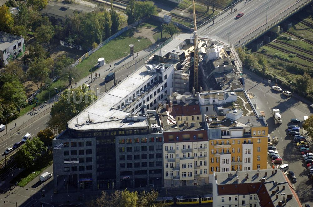 Luftaufnahme Berlin - Blick auf einen Wohn- und Geschäftshausviertel an der Warschauer Straße / Revaler Str. in Berlin