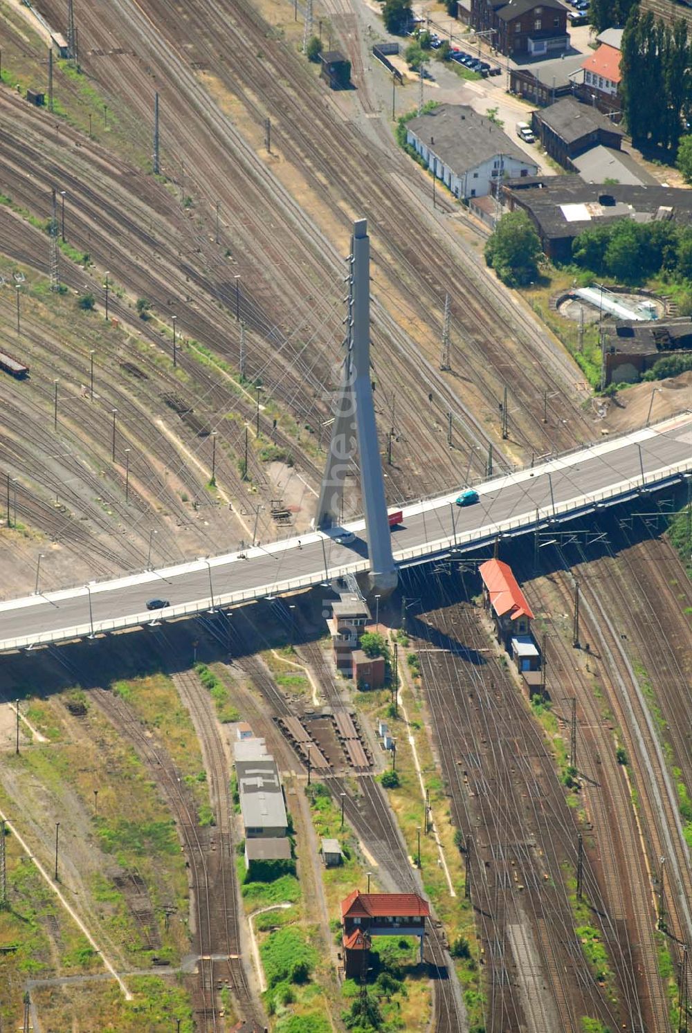 Halle/Saale aus der Vogelperspektive: Blick auf die 2006 eingeweihte neue Berliner Brücke in Halle. Bauherr: Stadt Halle-FB: Brückenprüfung