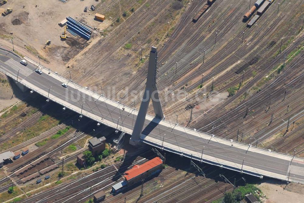 Halle/Saale aus der Vogelperspektive: Blick auf die 2006 eingeweihte neue Berliner Brücke in Halle. Bauherr: Stadt Halle-FB: Brückenprüfung