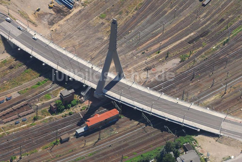 Luftbild Halle/Saale - Blick auf die 2006 eingeweihte neue Berliner Brücke in Halle. Bauherr: Stadt Halle-FB: Brückenprüfung