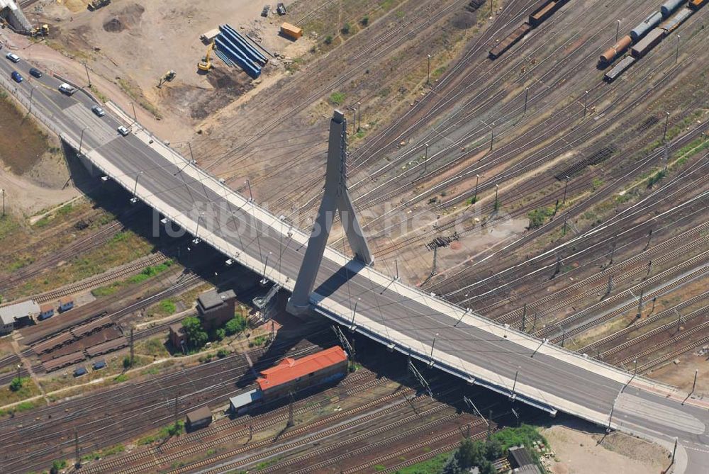 Luftaufnahme Halle/Saale - Blick auf die 2006 eingeweihte neue Berliner Brücke in Halle. Bauherr: Stadt Halle-FB: Brückenprüfung