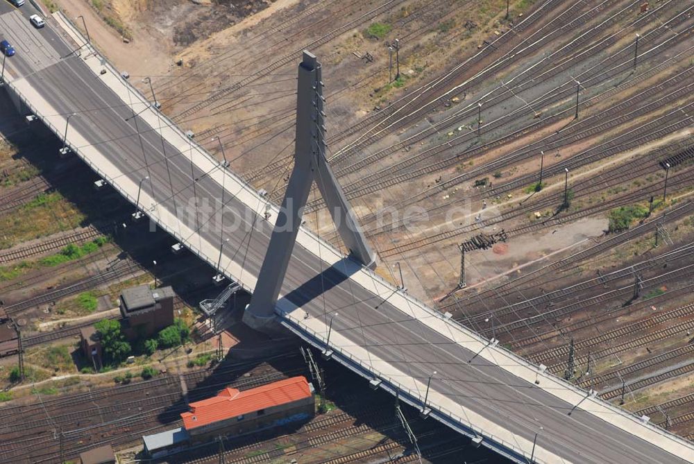 Halle/Saale von oben - Blick auf die 2006 eingeweihte neue Berliner Brücke in Halle. Bauherr: Stadt Halle-FB: Brückenprüfung