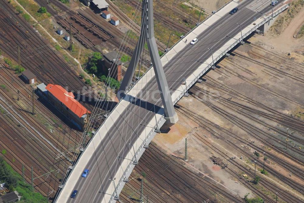 Halle/Saale aus der Vogelperspektive: Blick auf die 2006 eingeweihte neue Berliner Brücke in Halle. Bauherr: Stadt Halle-FB: Brückenprüfung