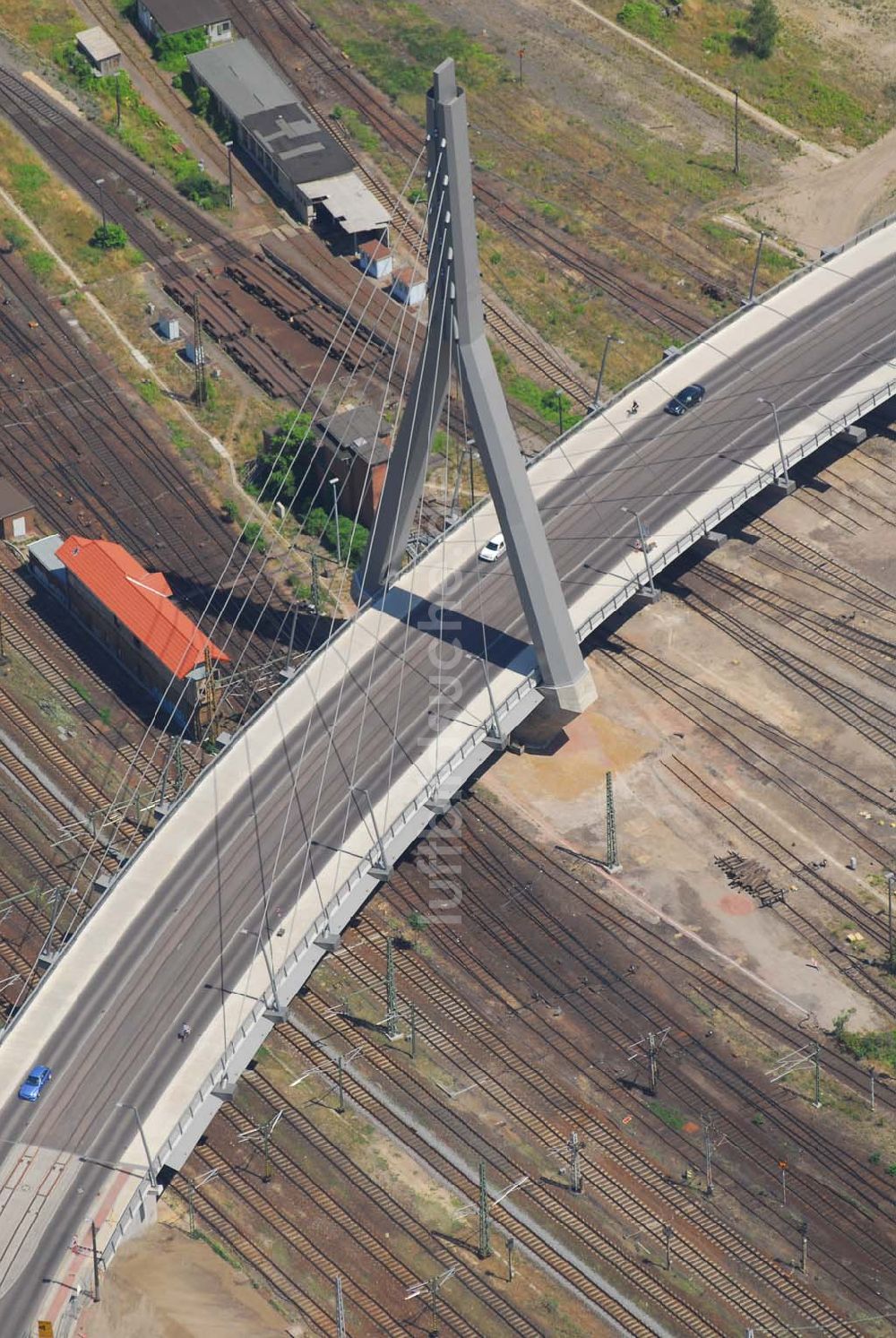 Luftbild Halle/Saale - Blick auf die 2006 eingeweihte neue Berliner Brücke in Halle. Bauherr: Stadt Halle-FB: Brückenprüfung