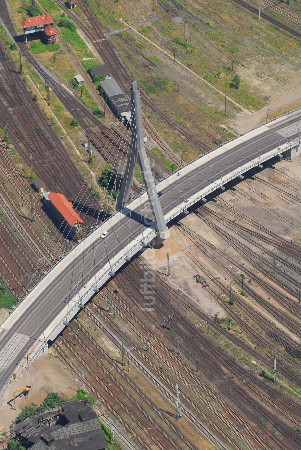 Luftaufnahme Halle/Saale - Blick auf die 2006 eingeweihte neue Berliner Brücke in Halle. Bauherr: Stadt Halle-FB: Brückenprüfung