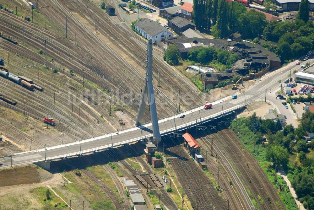 Halle/Saale von oben - Blick auf die 2006 eingeweihte neue Berliner Brücke in Halle. Bauherr: Stadt Halle-FB: Brückenprüfung