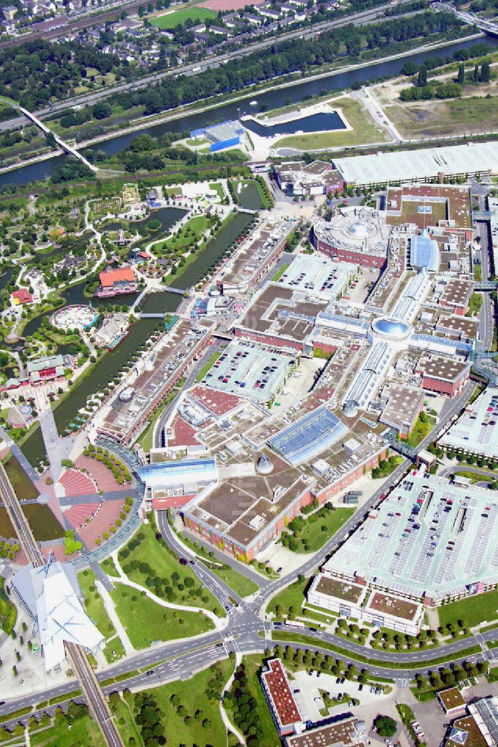 Oberhausen (Nordrhein-Westfalen) aus der Vogelperspektive: Blick auf das Einkaufs- und Eventcenter CentrO in Oberhausen