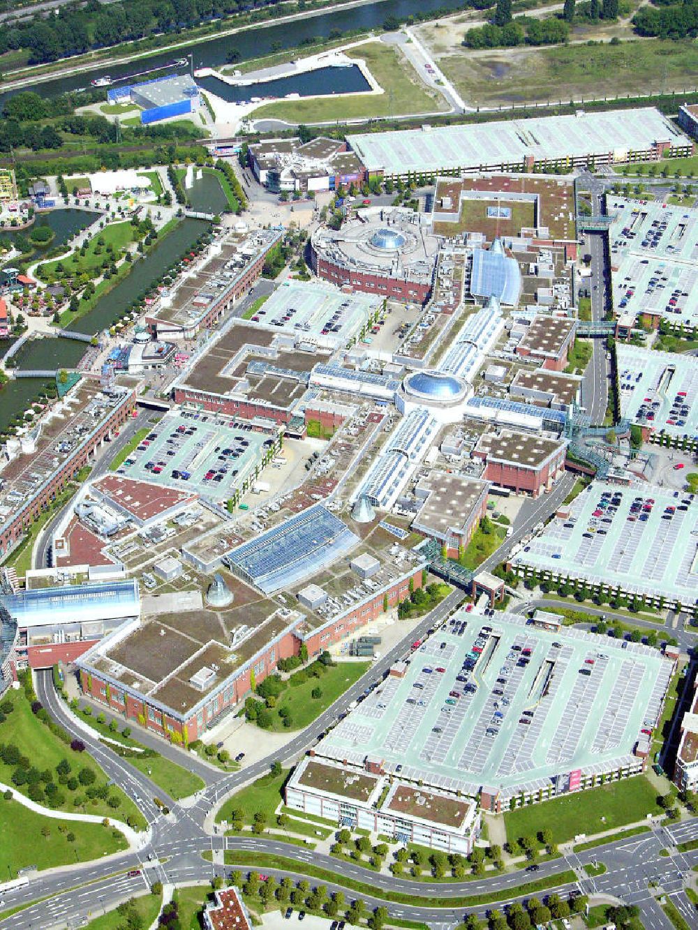 Oberhausen (Nordrhein-Westfalen) aus der Vogelperspektive: Blick auf das Einkaufs- und Eventcenter CentrO in Oberhausen