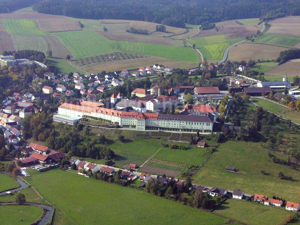 Mallersdorf / Paffenberg / Bayern von oben - Blick auf das einmahlige Benediktinerkloster 08.10.2005