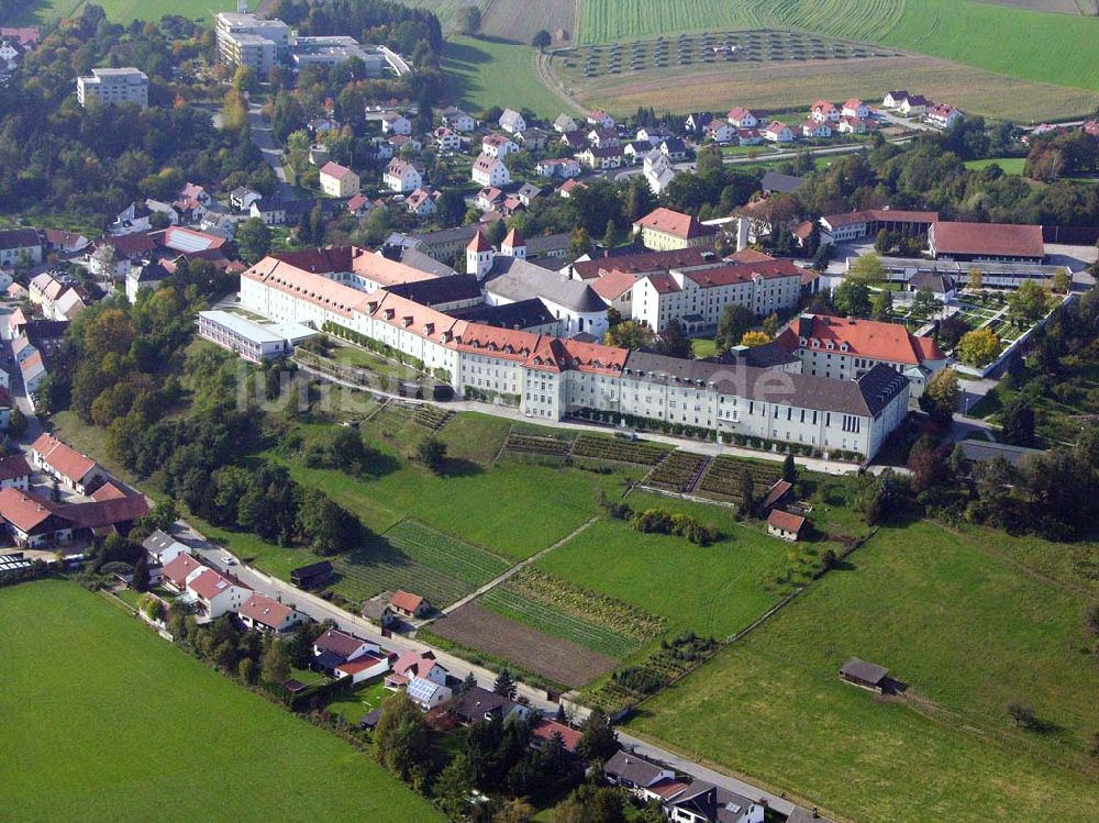 Mallersdorf / Paffenberg / Bayern aus der Vogelperspektive: Blick auf das einmahlige Benediktinerkloster 08.10.2005