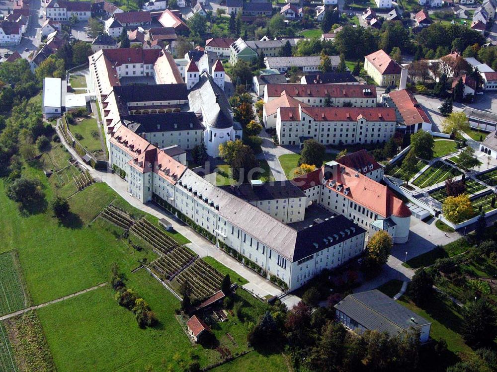 Luftaufnahme Mallersdorf / Paffenberg / Bayern - Blick auf das einmahlige Benediktinerkloster 08.10.2005