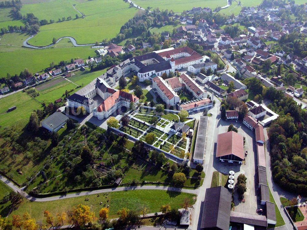 Mallersdorf / Paffenberg / Bayern aus der Vogelperspektive: Blick auf das einmahlige Benediktinerkloster 08.10.2005