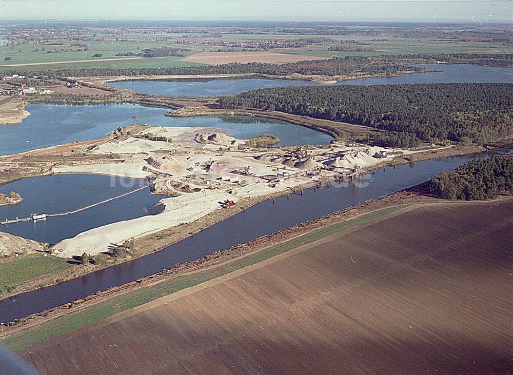 Luftbild Niegripp / Sachsen Anhalt - 14.10.2003 Blick auf den Elbe-Havel Kanal bei Niegripp, kurz vor der Orstchaft Hohenwarthe Foto:Grahn