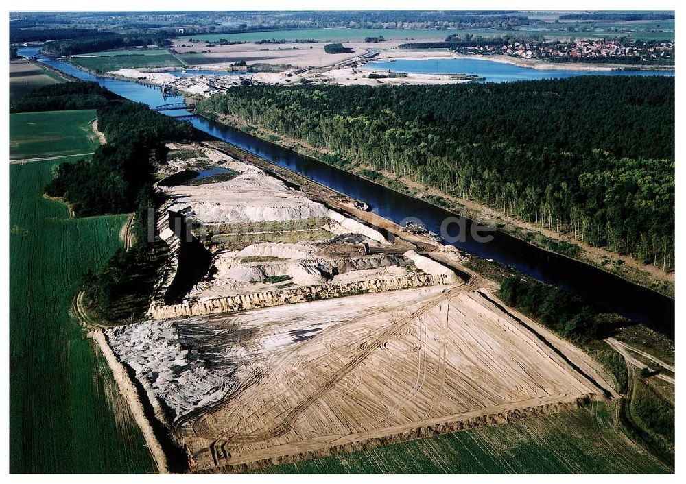 Luftaufnahme Niegripp / Sachsen Anhalt - 14.10.2003 Blick auf den Elbe-Havel Kanal bei Niegripp, kurz vor der Orstchaft Hohenwarthe Foto:Grahn