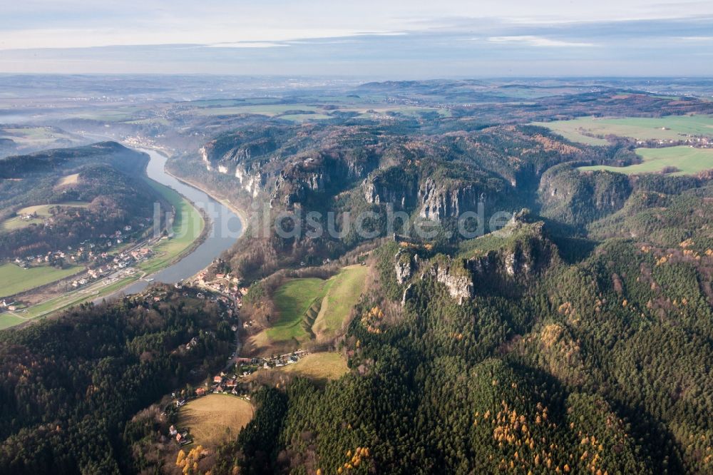 Rathen von oben - Blick auf das Elbtal der Sächsischen Schweiz bei Rathen im Bundesland Sachsen