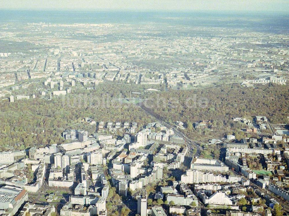 Berlin - Tiergarten aus der Vogelperspektive: Blick auf das Emsemble der Botschaften und Botschaftsbaustellen im Tiergarten in Berlin - Tiergarten.