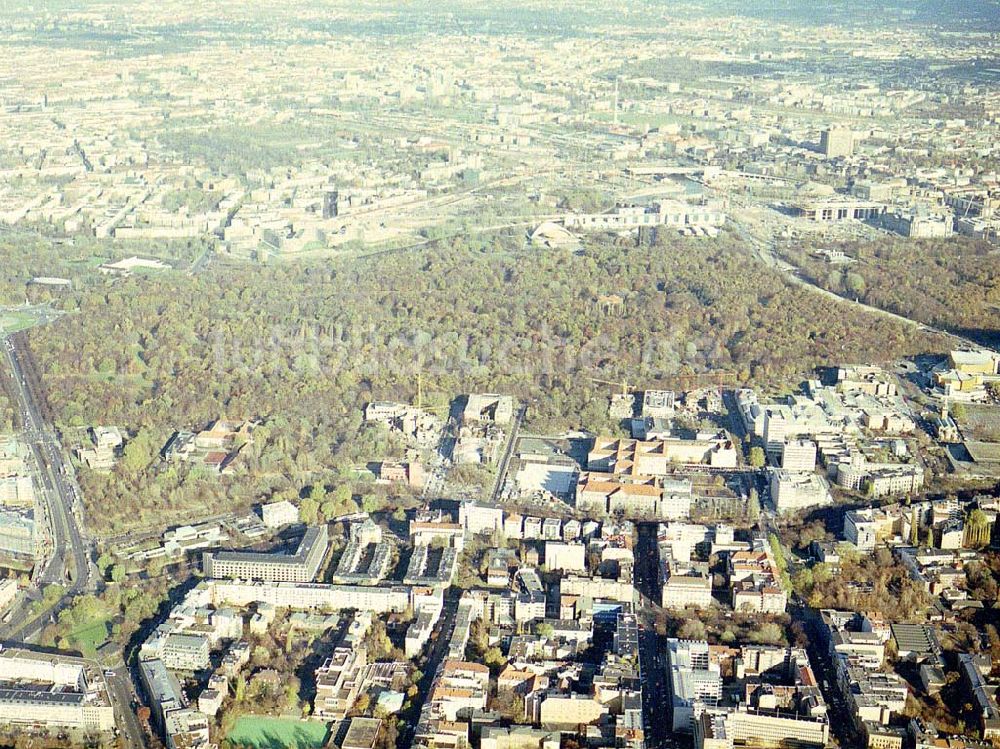 Luftbild Berlin - Tiergarten - Blick auf das Emsemble der Botschaften und Botschaftsbaustellen im Tiergarten in Berlin - Tiergarten.