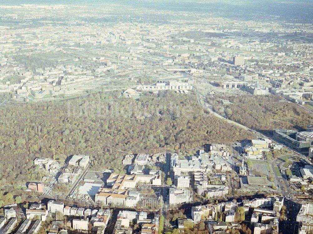 Luftaufnahme Berlin - Tiergarten - Blick auf das Emsemble der Botschaften und Botschaftsbaustellen im Tiergarten in Berlin - Tiergarten.