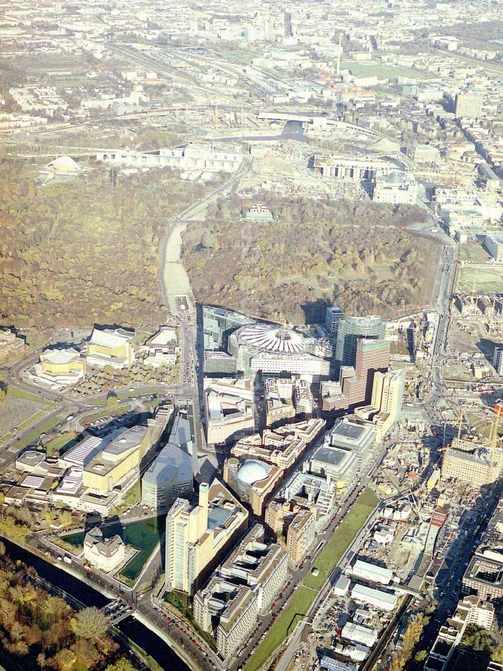 Berlin - Tiergarten von oben - Blick auf das Emsemble der Wohn - und Geschäftshäuser am Potsdamer Platz in Berlin - Tiergarten.