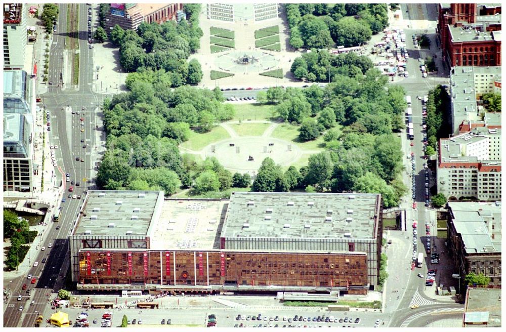 Berlin von oben - Blick auf den entkernten Palast der Republik mit der Ausstellung Chinesische Tonkriegerarmee (letzte Nutzung des Gebäudes vor dem Abriß)