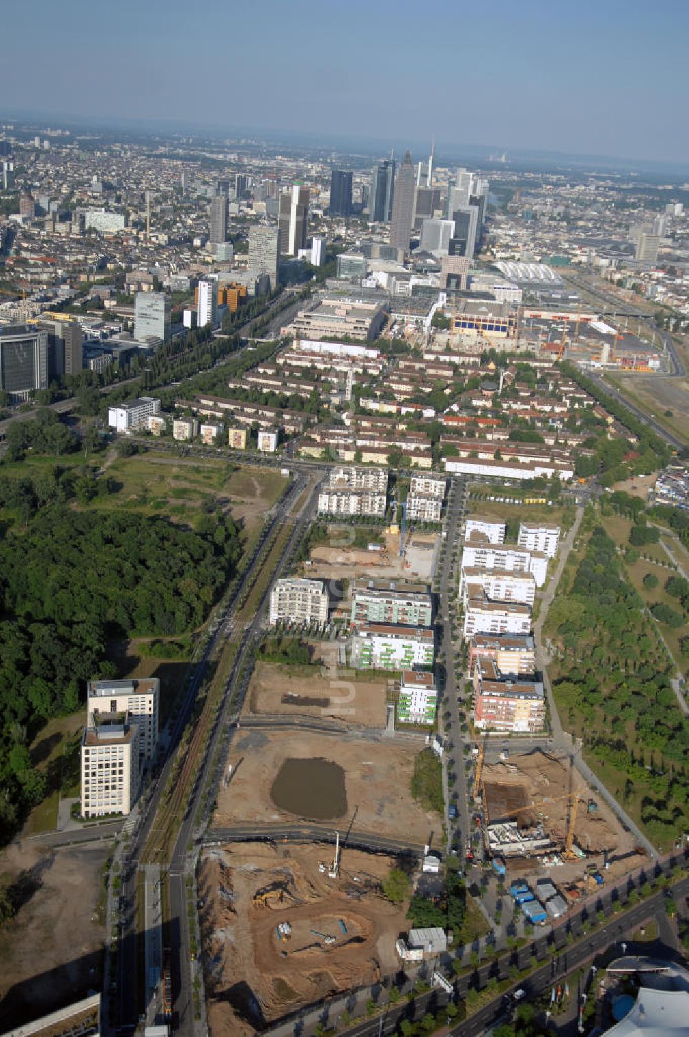 Frankfurt am Main aus der Vogelperspektive: Blick entlang der Theodor-Heuss-Alle zur Frankfurter Innenstadt