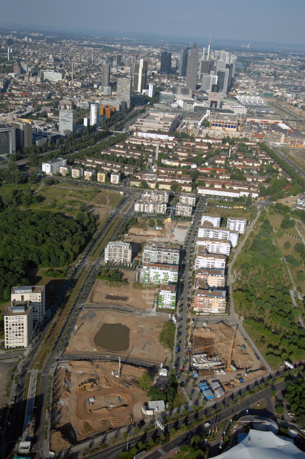 Luftbild Frankfurt am Main - Blick entlang der Theodor-Heuss-Alle zur Frankfurter Innenstadt