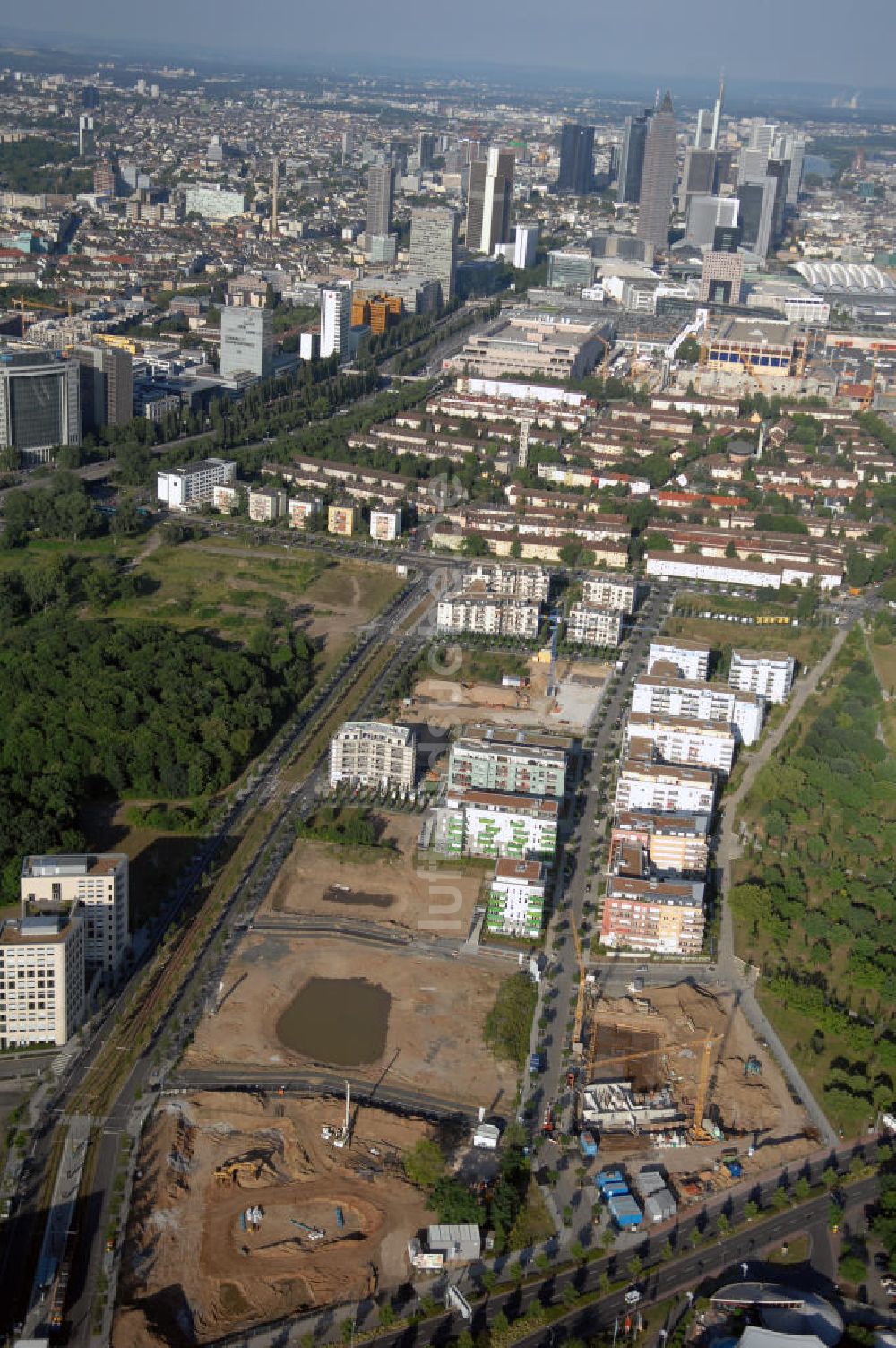 Luftaufnahme Frankfurt am Main - Blick entlang der Theodor-Heuss-Alle zur Frankfurter Innenstadt