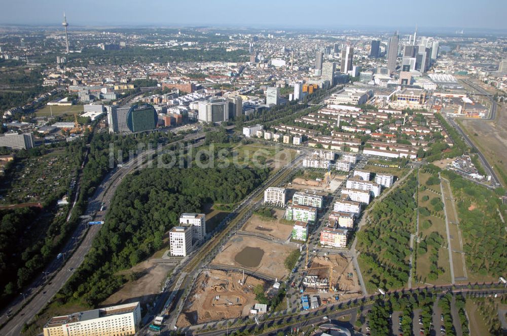 Frankfurt am Main von oben - Blick entlang der Theodor-Heuss-Alle zur Frankfurter Innenstadt