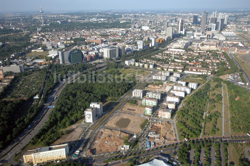 Frankfurt am Main aus der Vogelperspektive: Blick entlang der Theodor-Heuss-Alle zur Frankfurter Innenstadt