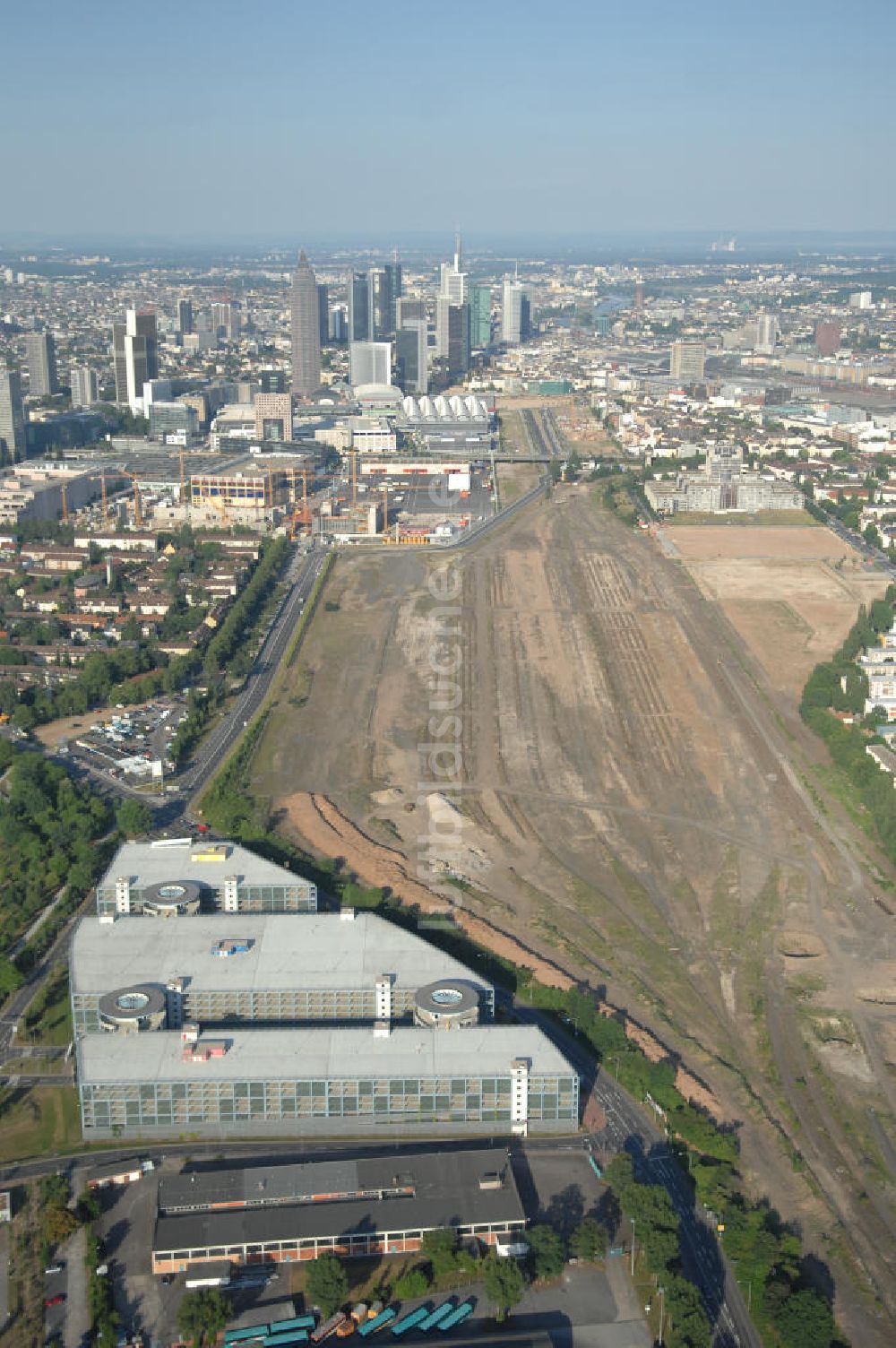 Luftbild Frankfurt am Main - Blick entlang der Theodor-Heuss-Alle zur Frankfurter Innenstadt