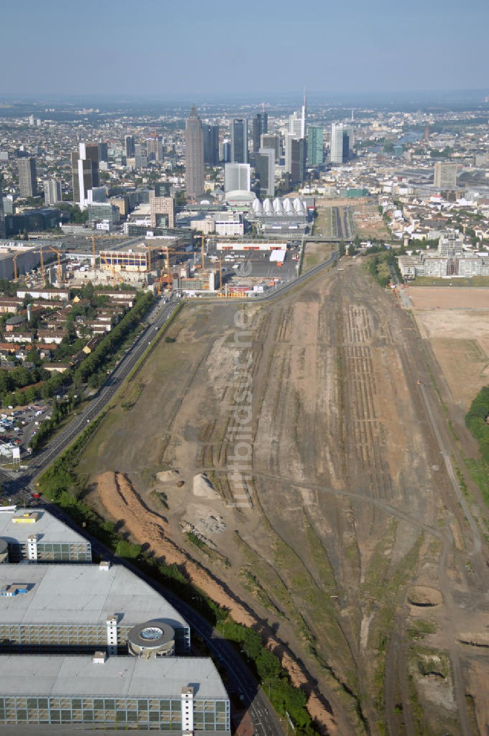 Luftaufnahme Frankfurt am Main - Blick entlang der Theodor-Heuss-Alle zur Frankfurter Innenstadt