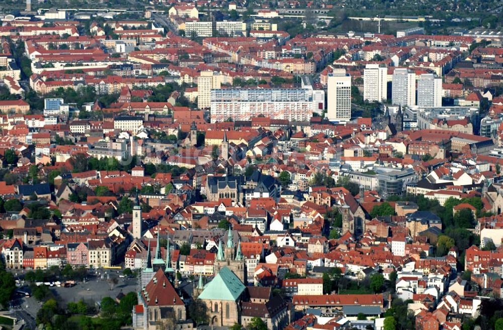 Erfurt aus der Vogelperspektive: Blick auf die Erfurter Innenstadt und den Domberg (Vordergrund) mit Dom und Severikirche