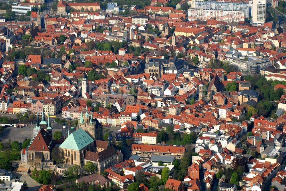 Erfurt aus der Vogelperspektive: Blick auf die Erfurter Innenstadt und den Domberg (Vordergrund) mit Dom und Severikirche