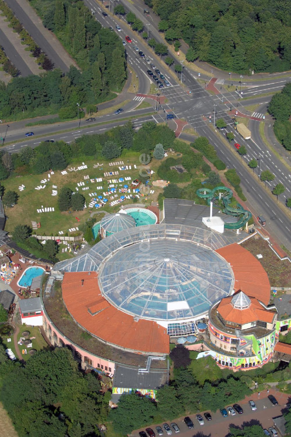 Luftbild Köln - Blick auf das Erlebnis- und Freizeitbad Aqualand in Köln