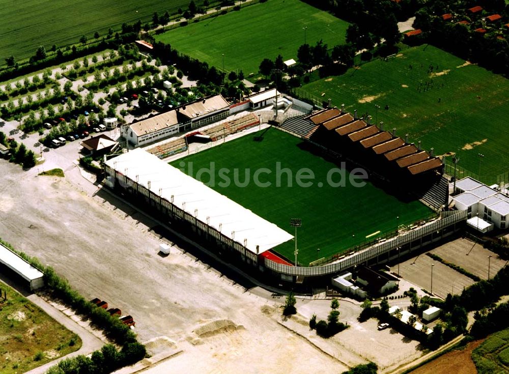 Unterhaching von oben - Blick auf das 1992 errichtete Stadion Unterhaching Am Sportpark 1 in 82008 Unterhaching