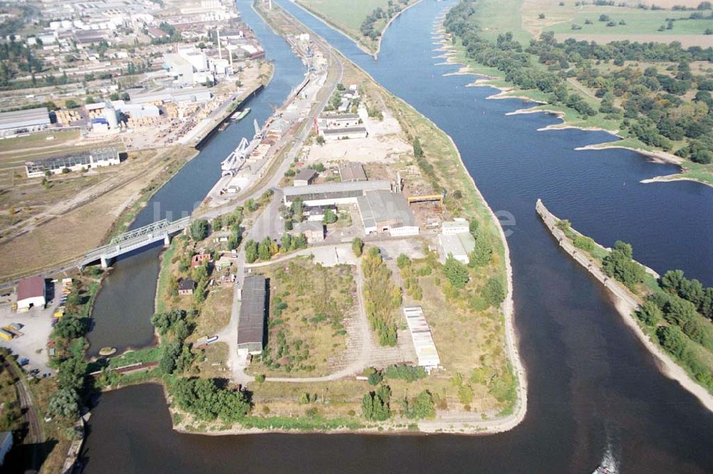 Magdeburg von oben - Blick auf Erweiterungs- und Umbauarbeiten am Rothenseer Verbindungskanal / Abstiegskanal zur Elbe am Gelände des Binnenhafens Magdeburg